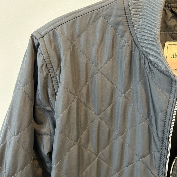 Abercrombie and Fitch light quilted jacket - Picture 4 of 6
